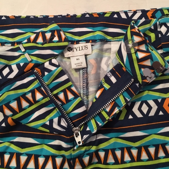 Patterned Jean Shorts - Picture 3 of 3