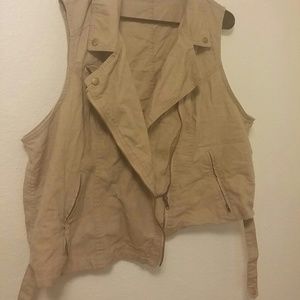 Adorable zip linen vest size 3