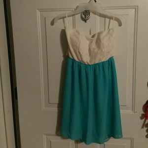 Short dress with bow back