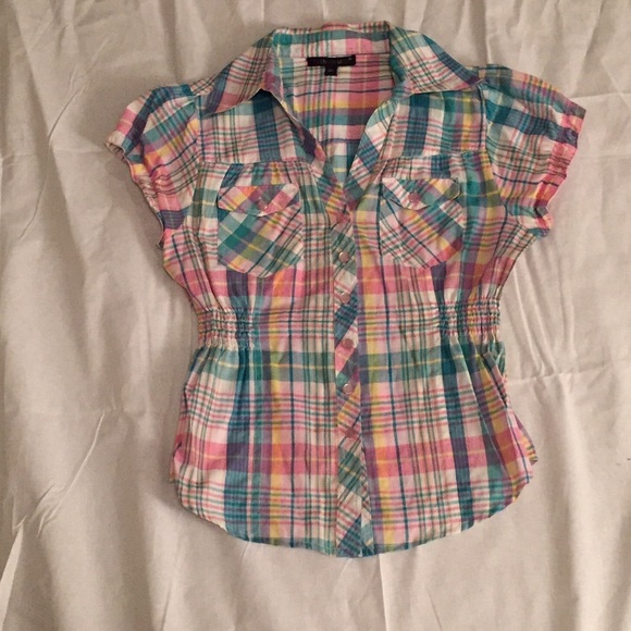 Short sleeve plaid shirt.