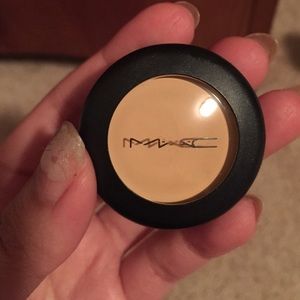 Mac Concealer in NC20