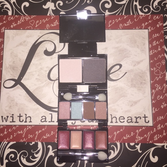 Makeover Essentials makeup compact