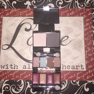 Makeover Essentials makeup compact