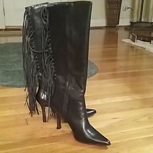 Black boots with tasels