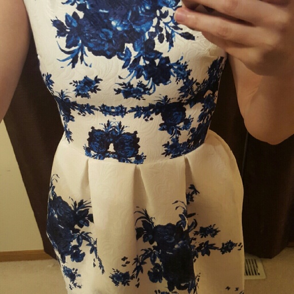 White Dress With Blue Roses ๐ - Picture 2 of 4