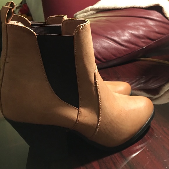 Tan Ankle Bootie 💕💕 Never worn - Picture 3 of 4