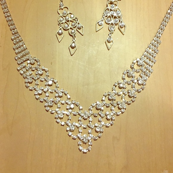 Necklace and earring set