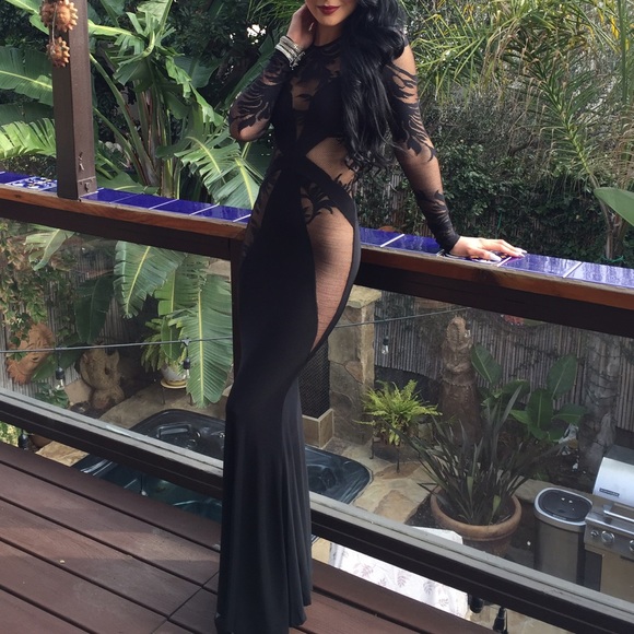 Sexy, beautiful black maxi dress!