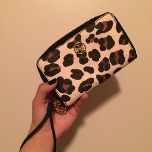 Tory Burch iPhone (4s) wristlet ✨💕