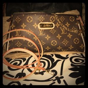 Cross body brown bag.