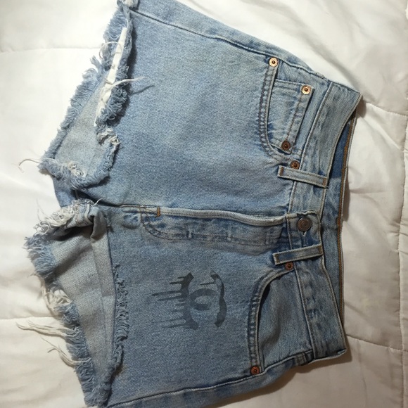 Levi denim shorts 💕