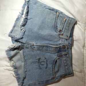 Levi denim shorts 💕