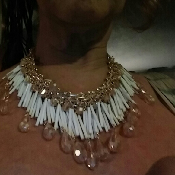 NEW WHITE AND GOLD NECKLACE - Picture 4 of 4