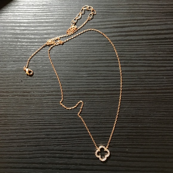 Astrid & Miyu cloverleaf necklace