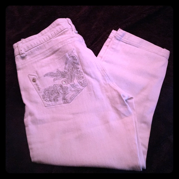 ▫️White capris▫️