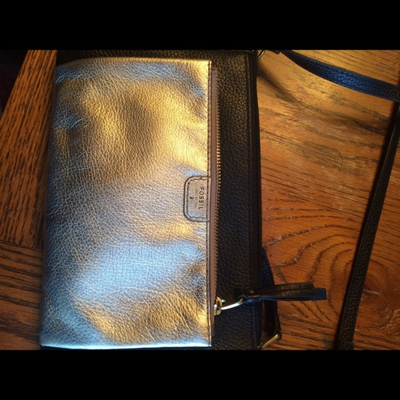 Gently Used Fossil Crossbody - Picture 3 of 4