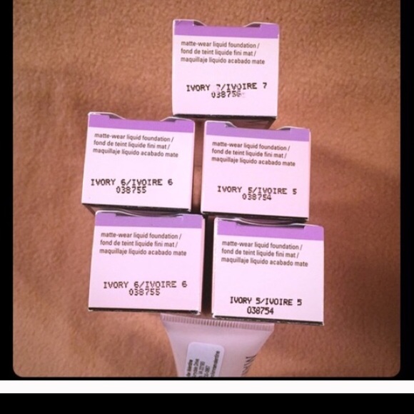 Mary Kay TimeWise Matted Wear Foundation Ivory 4 - Picture 2 of 4