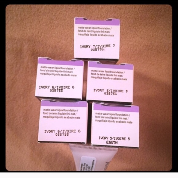 Ivory 6 - TimeWise Matte Wear Foundation Ivory 6 - Picture 2 of 4