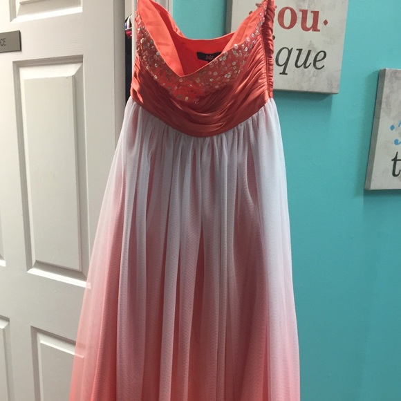 Prom dress - Picture 1 of 3
