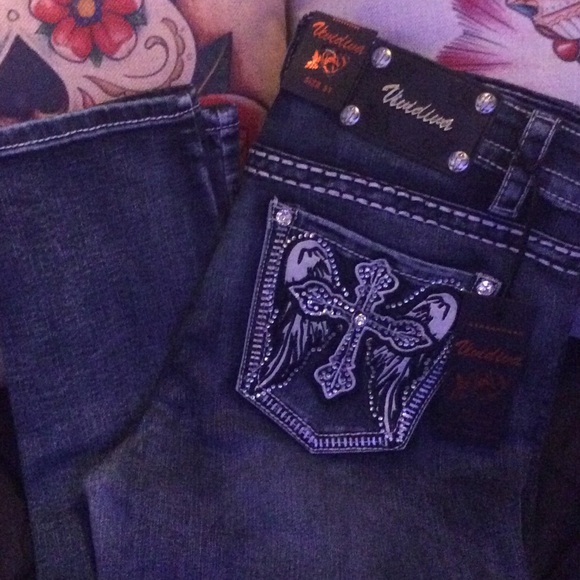 Clothing, shoes, jewelry - Picture 1 of 4
