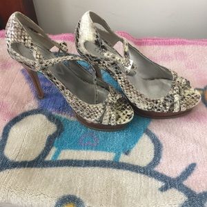 Lizard Skin Guess Heels!