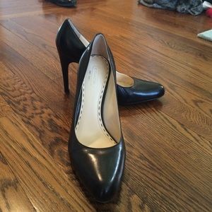 Black classic pumps