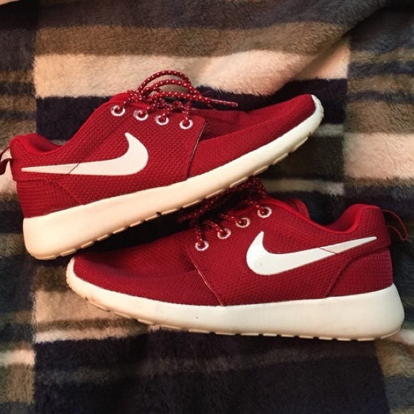 Maroon roshe runs Nike cute 7