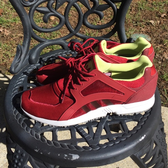 NWOT Men's Adidas tennis shoes