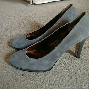 Gray seude pumps