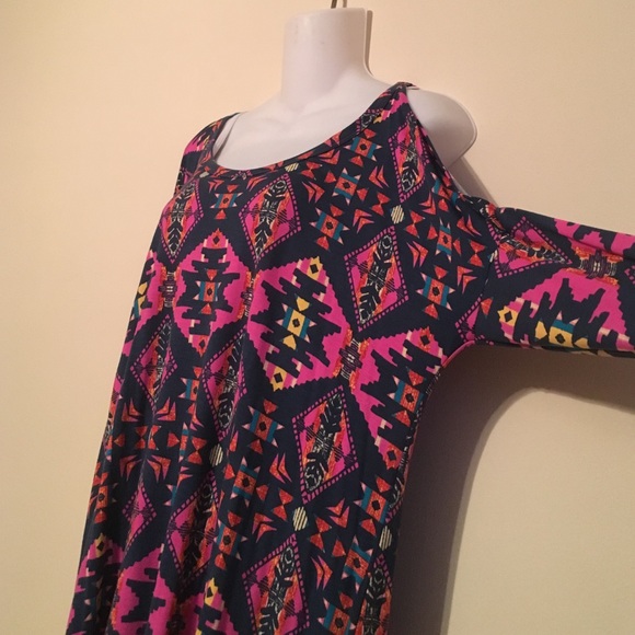 Cold shoulder Aztec top - Picture 2 of 3