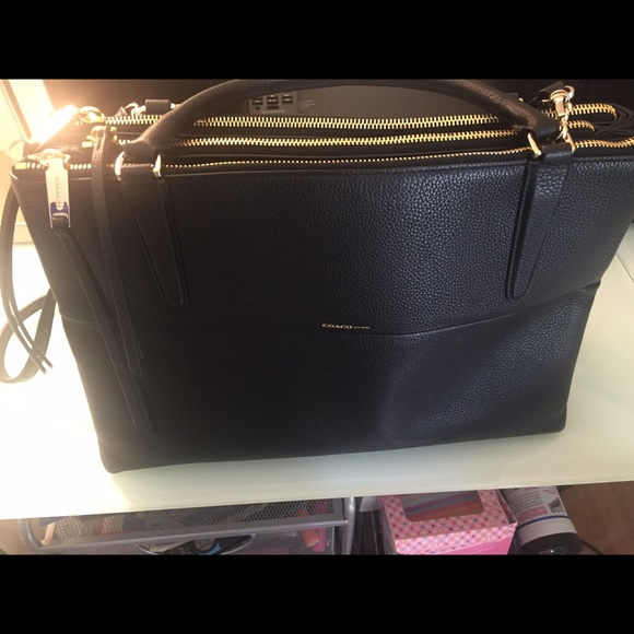 Pebble leather coach bag . Excellent condition.