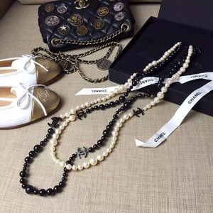 Authentic CHANEL black and white pearl necklace💍