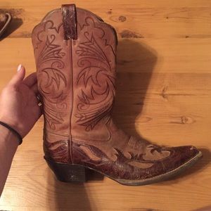 Ariat