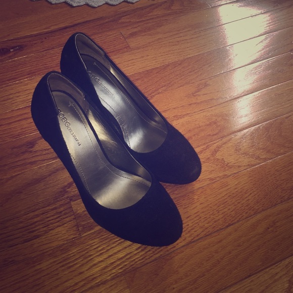 BCBG suede black pumps