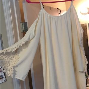 Shoulderless tank with lace accent sleeves