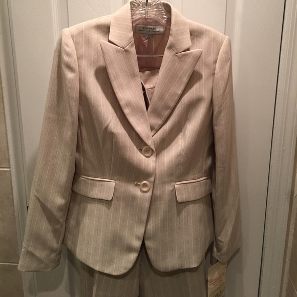 New w/ tags tahari suit great staple for work