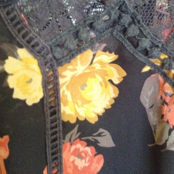 Floral Lace Tank - Picture 4 of 4