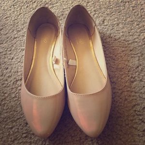 NWOT tan flats with gold detail!