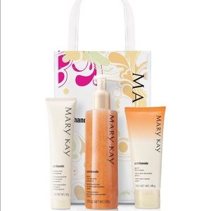 NIB Mary Kay Peach Satin Hands Pampering Set