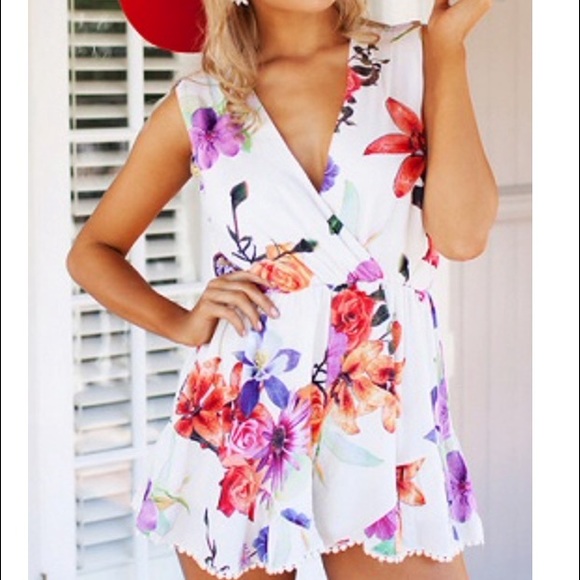Last chance!! ✨✨Floral Print Sleeveless Romper - Picture 3 of 3