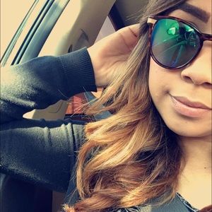 Meet your Posher, Ilia