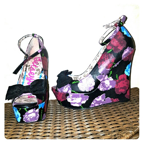 Betseyville wedge sandals floral design size 8