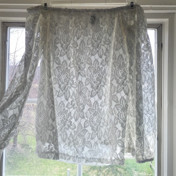 Off-shoulders lacy shirt