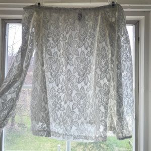 Off-shoulders lacy shirt