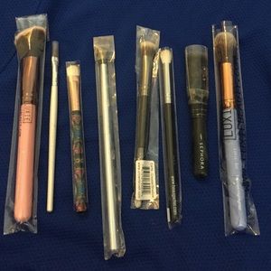 8 assorted brand new make up brushes