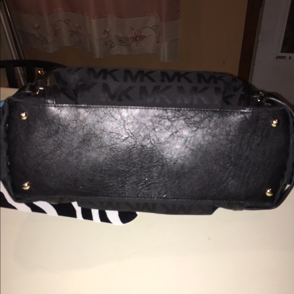 ❣SOLD❣ Black Michael Kors Shoulder Bag - Picture 4 of 4