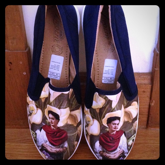 Size 7 Frida Kahlo slipon sneaker / flats 🇲🇽☀️