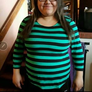 😲SOLD💔Black and Green knit top