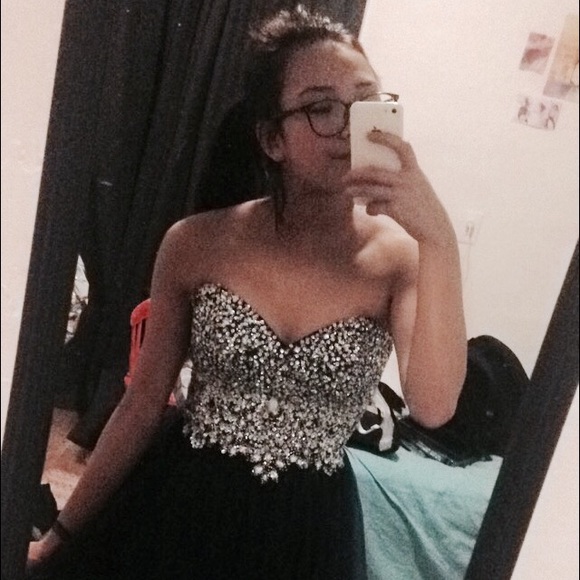 I'm selling my prom dress! - Picture 2 of 3