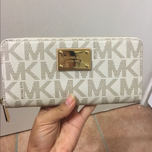 TRADE Michael Kors white vanilla wallet